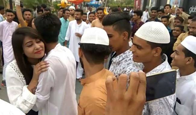 moradabad eid viral video of girl hug