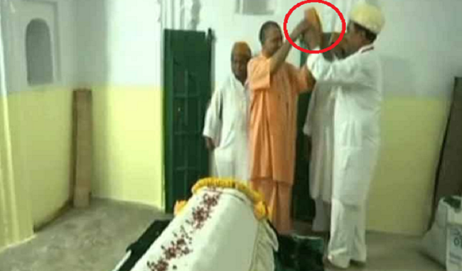 Yogi refuses to wear hat on Kabir Das mazar, increased controversy
