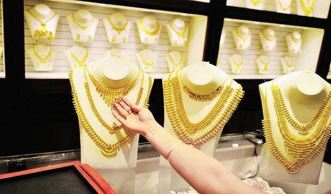 Gold futures eased amid weak global trend
