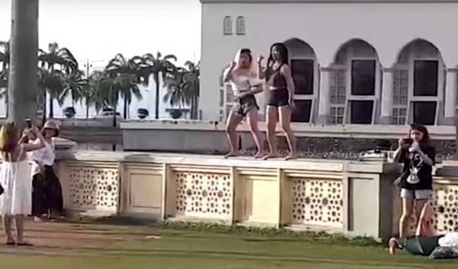 Malaysian mosque bans tourists after ''sexy dance'' goes viral