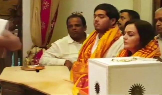 Nita Ambani offers son''s engagement card at Siddhivinayak temple