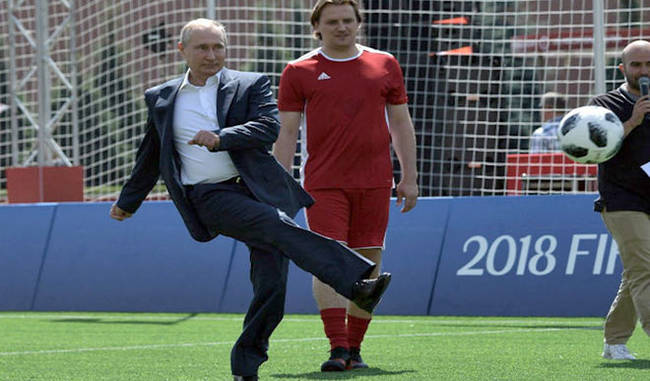 Putin Invites Russian Football Team to Discuss World Cup Outcome
