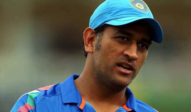 Indian supporters hooted Dhoni for slow batting