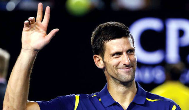 Djokovic celebrates the fourth Wimbledon title by eating grass