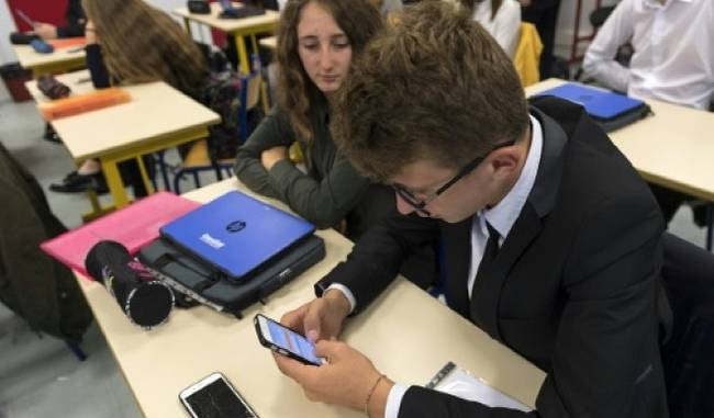 France prepares ban on mobile phones in schools since September