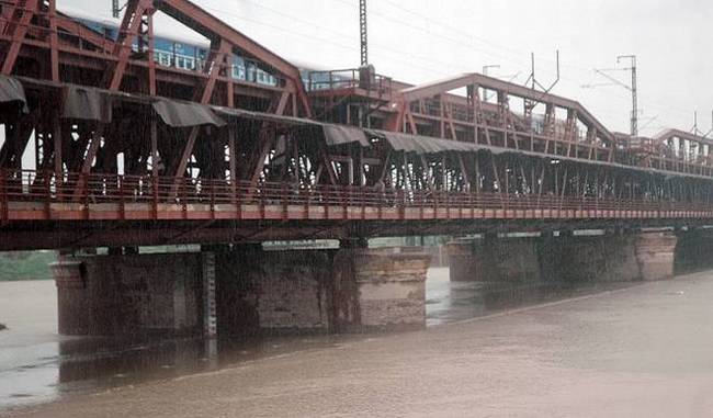 Yamuna water level up, traffic on old Yamuna bridge closed
