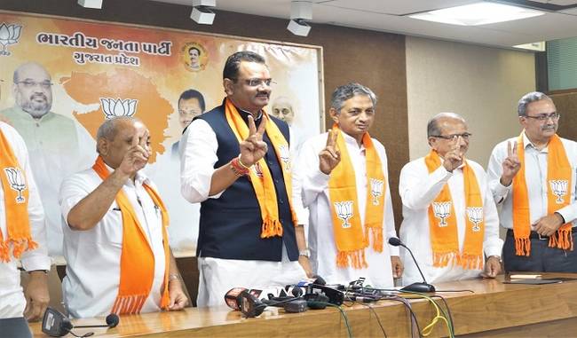 Veteran Gujarat Congress leader Kunvarji Bavaliya quits party, joins BJP