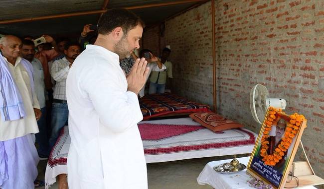 rahul gandhi meets with martyred soldiers family