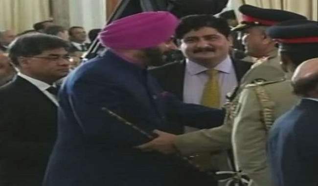 shiv-sena-looted-sidhu-to-get-a-hug-from-army-chief-go-to-pakistan