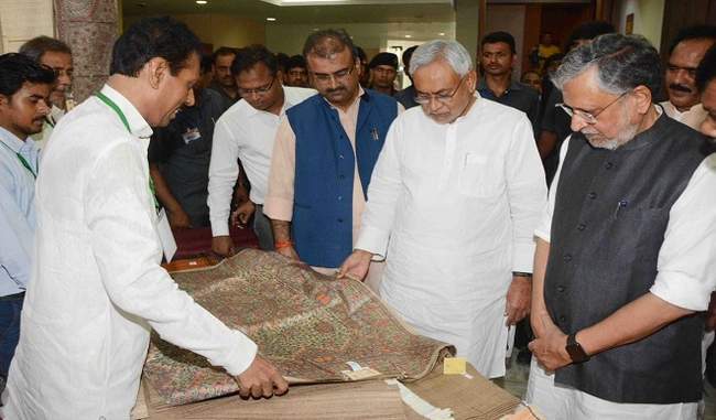 state-govt-would-transfer-money-into-bank-account-of-weavers-announces-nitish-kumar