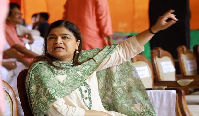 poonam-mahajan-asks-mamata-banerjee-to-clear-stand-on-infiltration-issue