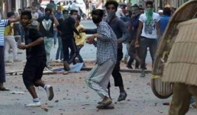 10-injured-in-clashes-between-security-forces-stone-pelters-at-encounter-site