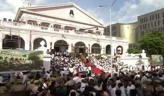 karunanidhi-death-thousands-of-dmk-supporters-gather-near-rajaji-hall