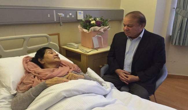nawaz-sharif-met-his-wife-in-london-hospital-viral-video