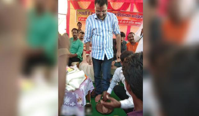 the-worker-drank-the-feet-of-mp-nishikant-dubey-started-controversy