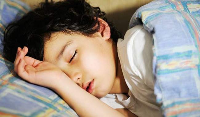 if-child-is-afraid-to-sleep-alone-then-adopt-some-important-tips