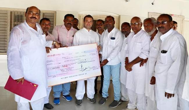 amethi-residents-handed-over-2-57-lakhs-for-rahul-flood-victims