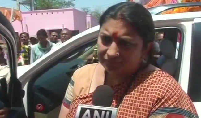 smriti-irani-criticized-the-trs-government-the-center-is-not-implementing-the-plan