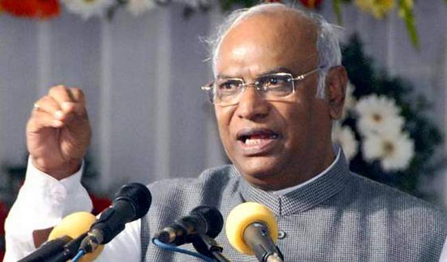 modi-government-is-crushing-the-poor-and-the-farmers-says-kharge