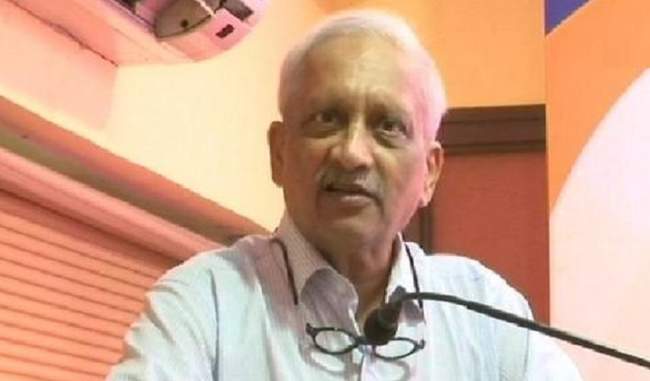 manohar-parrikar-clearing-files-from-hospital-says-goa-minister