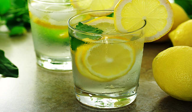 नींबू पानी पीने के सिर्फ फायदे ही नहीं कुछ नुकसान भी होते हैं - benefits  and disadvantages of lemon drink