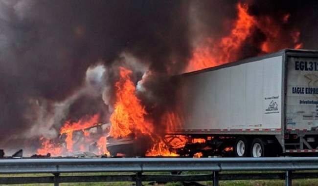 dangerous-road-accident-in-the-us-killing-seven-people-in-accident