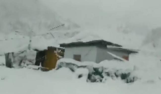 officials-close-jammu-srinagar-highway-as-avalanche-hits-jawahar-tunnel