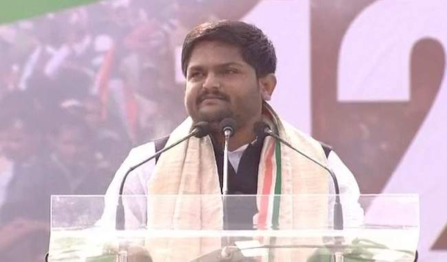 we-are-fighting-against-thieves-says-hardik-patel-at-opposition-rally
