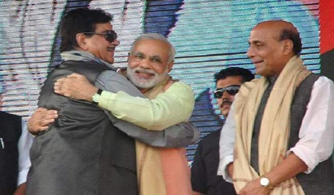 shatrughan-sinha-targets-pm-modi-asks-him-to-take-candid-que-from-genuine-scribes