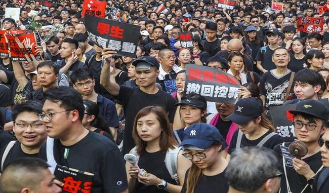 fears-of-widespread-protests-in-hong-kong-parliament-knocked-on-court