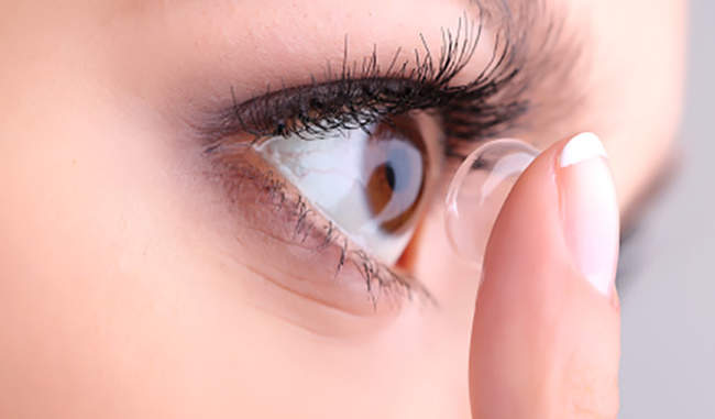 know-the-side-effect-of-wearing-contact-lenses-for-too-long-in-hindi