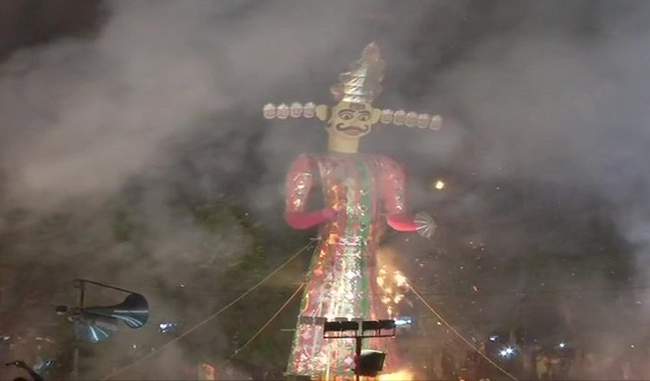 dussehra-celebrated-with-great-enthusiasm-across-the-country-people-also-took-care-of-environment-while-burning-effigies