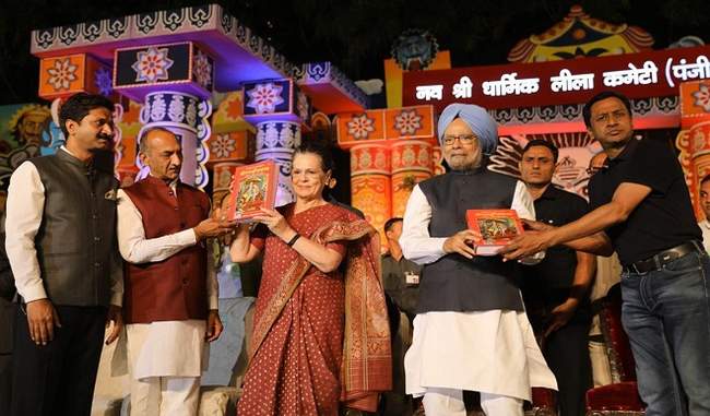 manmohan-and-sonia-attended-the-dussehra-ceremony-at-the-red-fort-ground