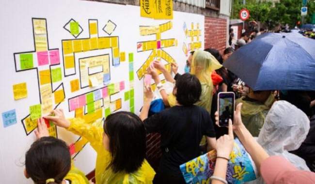 taiwan-expels-chinese-tourist-damaging-lennon-wall
