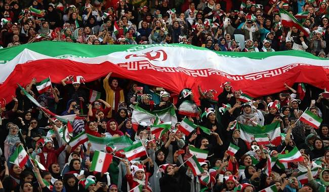 after-40-years-ban-iran-women-attend-football-match