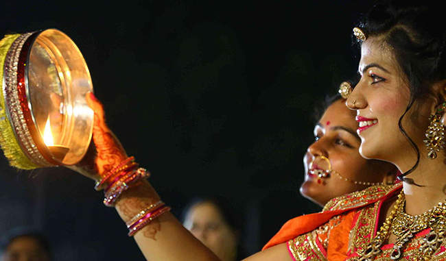 give-these-promises-to-your-spouse-on-karwa-chauth-in-hindi