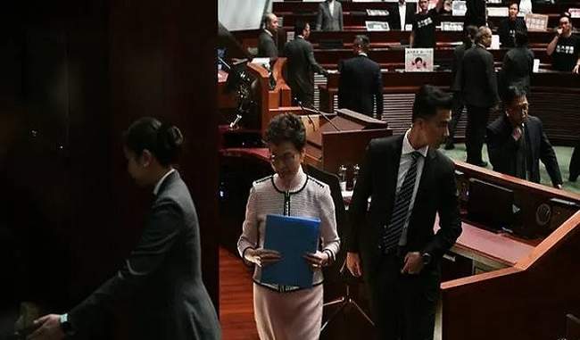 hong-kong-leader-stops-his-speech-due-to-uproar-by-opposition-mps