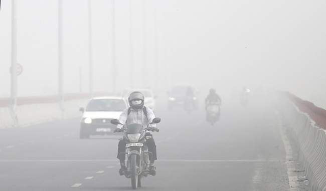 जहरीली धुंध में घिरी रही दिल्ली, लगातार तीसरे दिन स्थिति बदतर