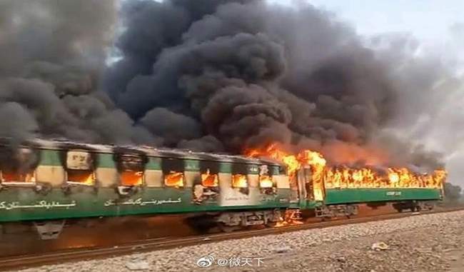 terrible-fire-due-to-gas-cylinder-explosion-in-pakistan-s-train-65-dead