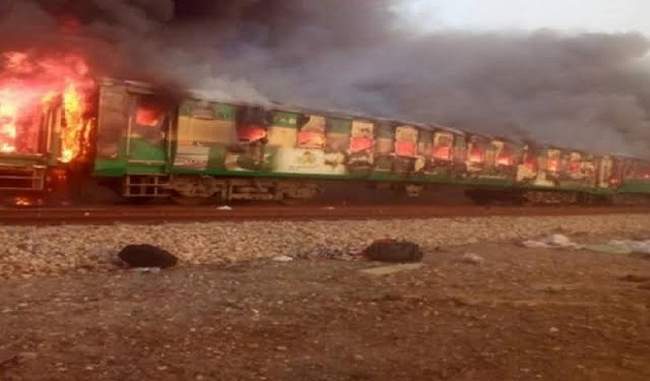 73-people-die-due-to-heavy-fire-in-karachi-rawalpindi-tezgam-expresstrain