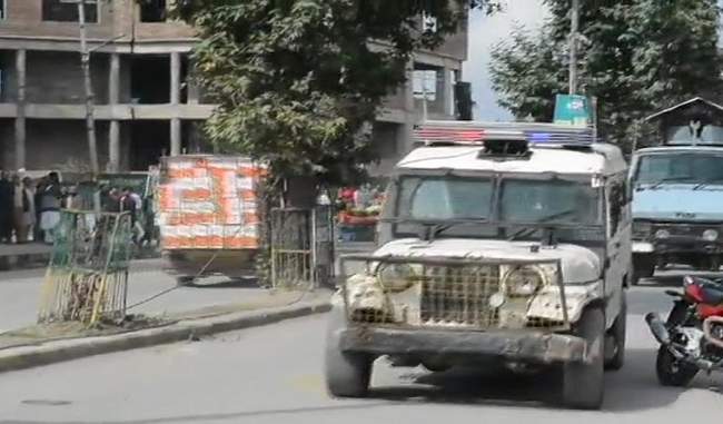 traffic-cop-among-14-injured-in-grenade-attack-in-south-kashmir