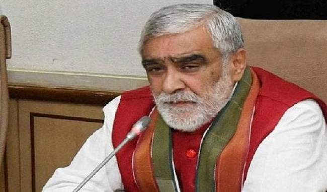 jap-activist-throws-ink-at-minister-of-state-for-health-ashwini-choubey-for-dengue-victims-in-pmch