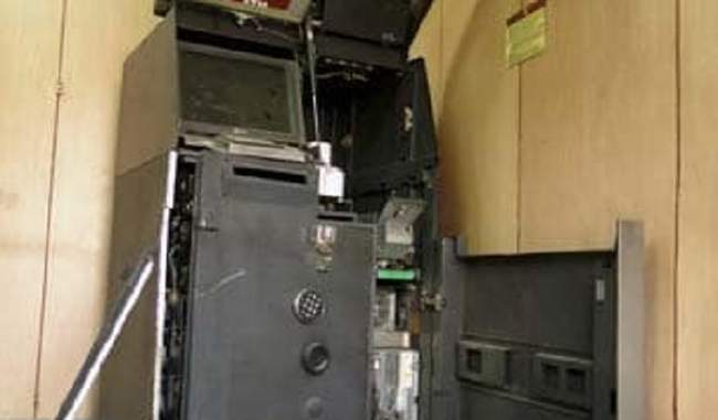 three-persons-try-to-break-atm-but-fail-to-steal-cash-in-maharashtra