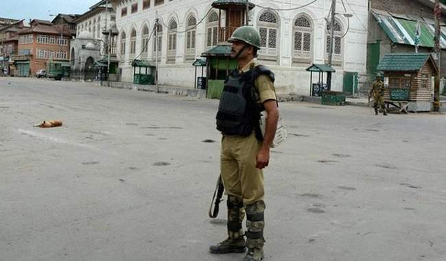 normal-life-continues-to-be-hit-in-kashmir-for-the-73rd-consecutive-day