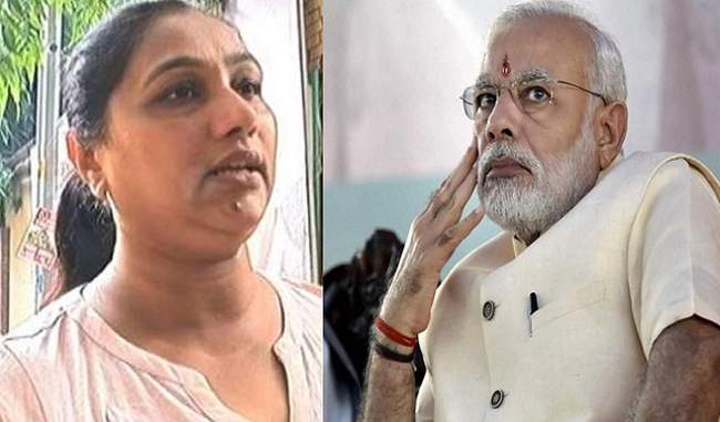 scarecrow-in-delhi-miscreants-fleeing-by-snatching-purse-from-pm-modi-niece