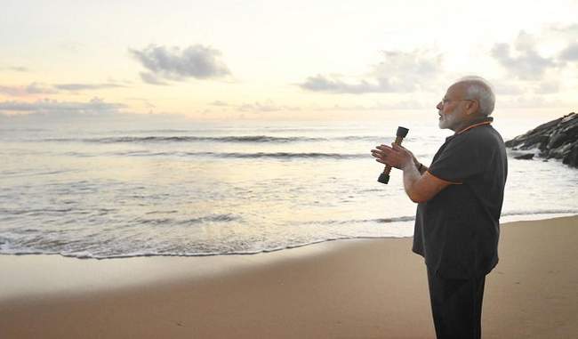 what-was-pm-hand-while-plogging-on-mahabalipuram-beach-modi-tweeted-the-answer