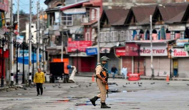 shops-in-srinagar-open-in-morning-hours-normal-life-remains-disrupted