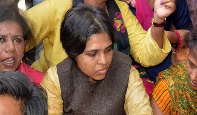 women-rights-activist-trupti-desai-reached-sabarimala-to-see-lord-ayyappa