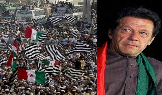crisis-on-imran-s-government-demonstrators-led-by-influential-maulana-in-islamabad