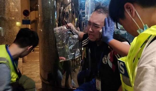 in-hong-kong-the-attacker-chewed-the-leader-s-ear-attacked-the-other-with-a-knife